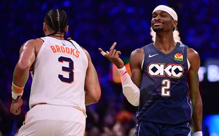 Shai Gilgeous-Alexander, do Thunder, gesticula para Dillon Brooks, do Suns, no Jogo 2 da 1ª rodada dos playoffs do Oeste no Paycom Center. (Foto: Joshua Gateley/Getty Images/AFP)