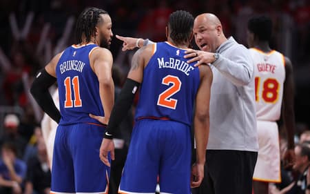Rick Brunson, assistente técnico do Knicks, conversa com Miles McBride e Jalen Brunson contra o Hawks nos playoffs (Foto: Kevin C. Cox/Getty images/Afp)