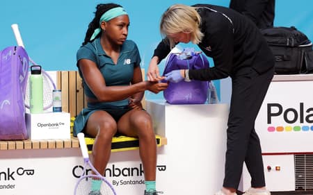 Coco Gauff recebe atendimento médico durante partida no Madri Open 2026. (Foto: Thomas Coex/AFP)