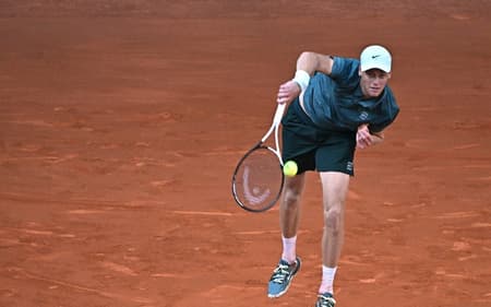 O italiano Jannik Sinner na vitória sobre o francês Benjamin Bonzi em Madri (Foto: Javier SORIANO / AFP)