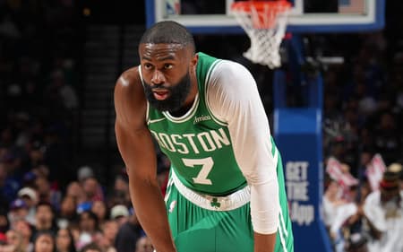Jaylen Brown, do Celtics, observa partida contra o 76ers no jogo três da primeira rodada dos playoffs da NBA (Foto: Jesse D. Garrabrant/Nbae via getty images/Afp)