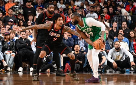 Kelly Oubre Jr., do 76ers, faz a marcação sobre Jaylen Brown, do Celtics, no jogo três da primeira rodada dos playoffs da NBA (Foto: David dow/Nbae via getty images/Afp)