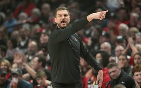 Tiago Splitter, técnico interino do Trail Blazers, orienta sua equipe contra o Spurs no jogo três da primeira rodada dos playoffs da Conferência Oeste (Foto: Soobum im/Getty images/Afp)
