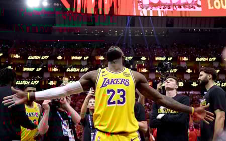 LeBron James, do Lakers, faz gesto durante ritual pré-jogo contra o Rockets pela primeira rodada dos playoffs (Foto: Kenneth richmond/Getty images/Afp)