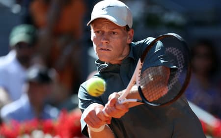 Jannik Sinner devolve bola a Elmer Moller na 3ª rodada do Madrid Open 2026, em Madri. (Foto: Thomas Coex/AFP)