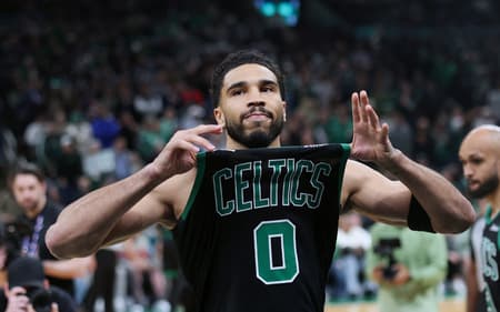 Jayson Tatum, do Celtics, realiza aquecimento antes do jogo cinco da primeira rodada dos playoffs da Conferência Leste da NBA contra o 76ers (Foto: Maddie meyer/Getty images/Afp)