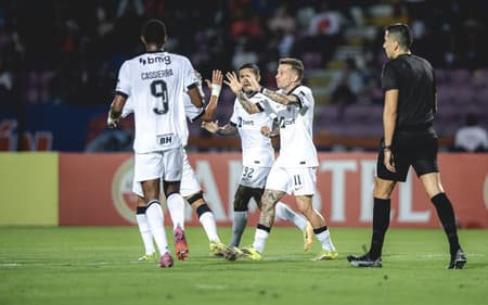 Atlético contra o Puerto Cabello na Sul-Americana (Foto: Pedro Souza / Atlético)