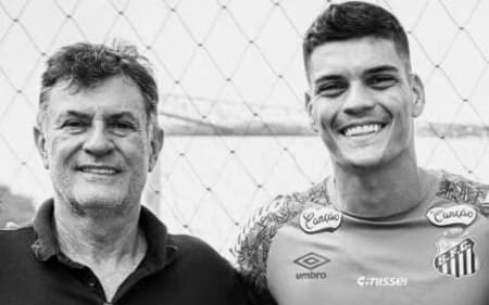 Gabriel Brazão ao lado do pai no CT Rei Pelé/ (Foto: Divulgação/ Santos FC)