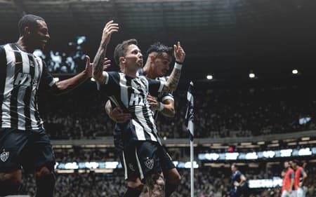 Bernard e jogadores comemoram gol (Foto: Pedro Souza / Atlético)