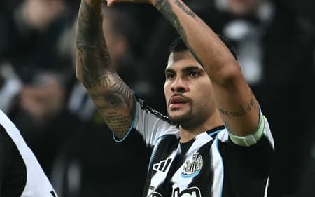 Bruno Guimarães comemorando o gol marcado na Premier League (Foto: Paul Ellis/AFP)