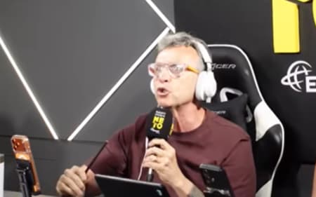 Neto na Rádio Craque Neto durante a transmissão da final da Libertadores