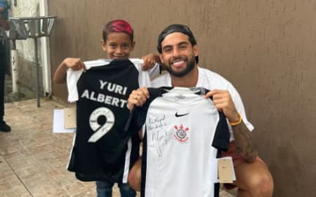 Atacante do Corinthians presenteou com duas camisas oficiais (Foto: Reprodução/YaraPacheco/Instagram)