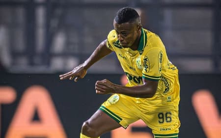 Carlos Eduardo em ação pelo Mirassol (Foto: Anderson Lira/Fotografia)