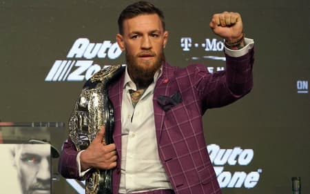 Conor McGregor foi campeão do peso pena e leve do UFC (Foto: Timothy A. Clary/AFP)