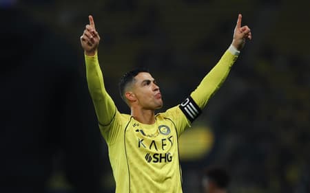 Cristiano Ronaldo comemora gol marcado pelo Al-Nassr sobre o Al-Okhdood