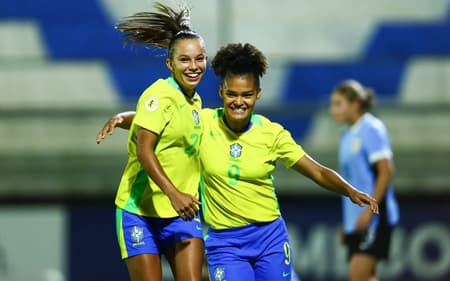 Pinho e Nicolly celebram gol marcado pela camisa 9 Staff Images/CBF