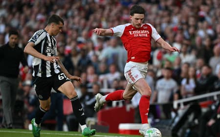 Declan Rice em ação no duelo entre Arsenal x Newcastle, na Premier League (Foto: Glynk Kirk/AFP)