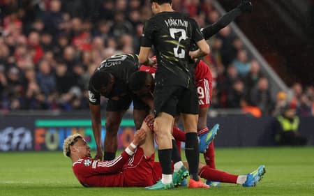 Ekitiké caído no campo após sofrer lesão (Foto: Franck Fife/AFP)