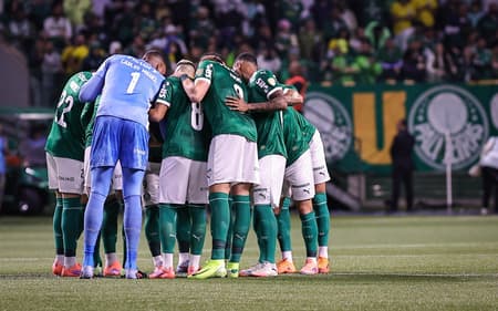 Jogadores do Palmeiras se reúnem antes do jogo contra LDU, pela Libertadores