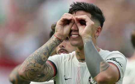 Enzo Fernández comemora classificação do Chelsea à final do Mundial de Clubes