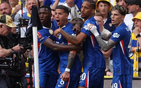 Enzo Fernández comemorando gol no duelo entre Chelsea e Leeds United (Foto: Adrian Dennis/AFP)