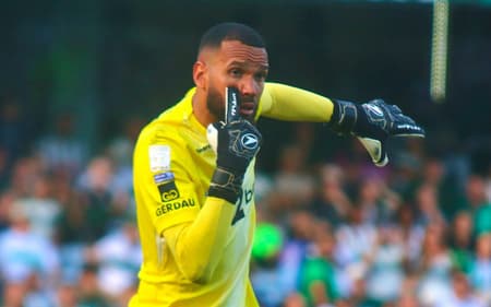 Éverson em Coritiba x Atlético (Foto: Gabriel Machado/AGIF/Folhapress)