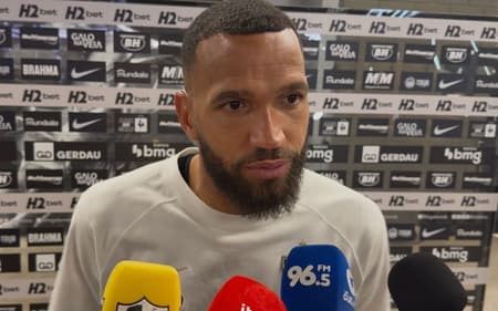 Éverson zona mista pós Atlético x Ceará (Foto: Artur Henrique / Lance!)