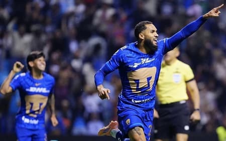 Ex-Flamengo, Juninho comemora gol da vitória do Pumas sobre o Puebla, pela Liga MX