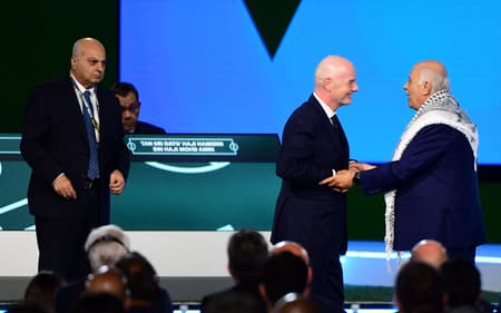 Atitude de presidente da federação palestina com dirigente de Israel gera tensão na Fifa (Foto: Don MacKinnon / AFP)