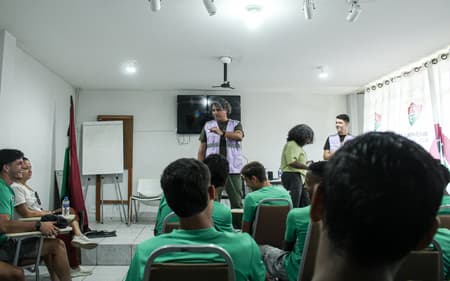 Fluminense ministra a Moleques de Xerém palestra pelo fim da violência de gênero (Foto: Leonardo Brasil/CBF)