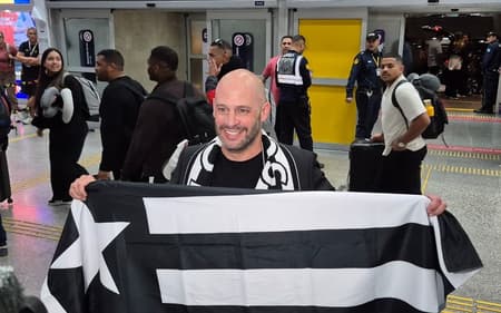 Novo técnico do Botafogo, Franclim Carvalho desembarcou no Rio de Janeiro (Foto: Lance!)