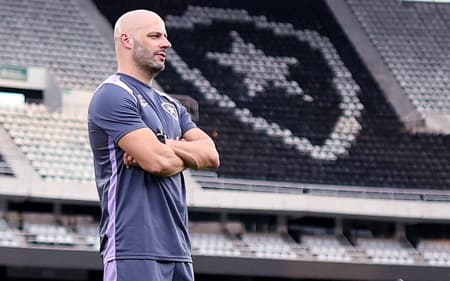 Franclim Carvalho comandando treino do Botafogo (Foto: Vitor Silva / BFR)