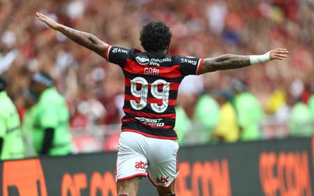 Gabigol comemora último gol marcado pelo Flamengo sobre o Vitória, pelo Brasileirão