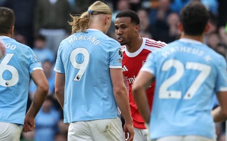 Confusão entre os jogadores Erling Haaland, do Manchester City, e Gabriel Magalhães, do Arsenal, na Premier League (Foto: Darren Staples / AFP)