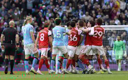Confusão entre os jogadores de Manchester City e Arsenal na Premier League (Foto: Darren Staples / AFP)