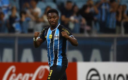 Amuzu comemora gol pelo Grêmio (Foto: SILVIO AVILA / AFP)