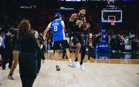 Torcedor do Philadelphia 76ers comemora a cesta que lhe rendeu US$ 10 mil (Reprodução)