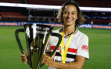 Serrana com a taça da Supercopa do Brasil, conquistada pelo São Paulo em 2025. (SPFC/Divulgação)