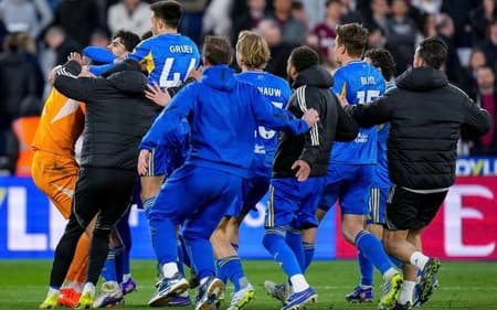 Jogadores do Leeds United comemoram classificação na Copa da Inglaterra (Foto: Reprodução Instagram)