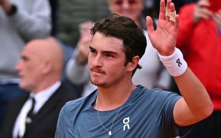 João Fonseca comemora a vitória na estreia em Monte Carlo (Reprodução)