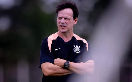 Fernando Diniz durante treinamento do Corinthians