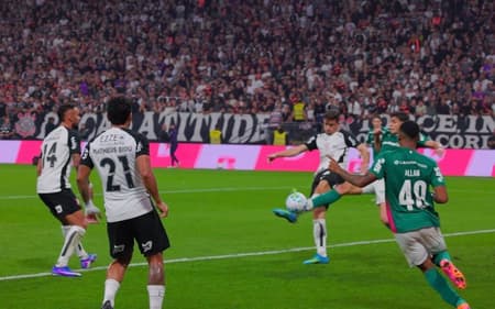 Lance de Gabriel Paulista, do Corinthians, em Sosa, do Palmeiras