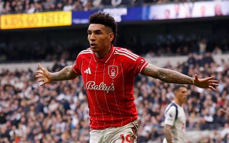 Igor Jesus comemora gol do Nottingham Forest sobre o Tottenham