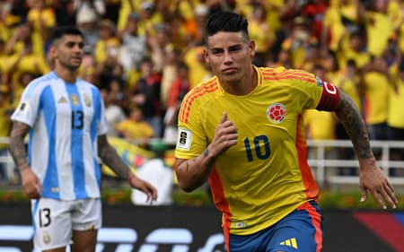 James Rodriguez comemora o gol em Colômbia x Argentina, no Metropolitano Roberto Meléndez