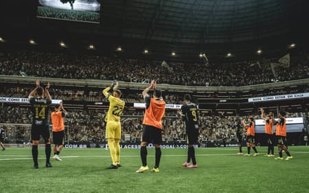 Jogadores agradecem a torcida na Arena MRV (Foto: Pedro Souza / Atlético)