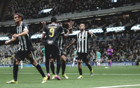Jogadores comemoram gol contra o Juventud (Foto: Pedro Souza / Atlético)