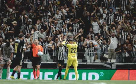 Jogadores comemoram vitória contra o Athletico (Foto: Pedro Souza / Atlético)