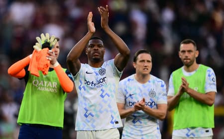 Jogadores da Inter de Milão aplaudindo os torcedores (Foto: Marco Bertorello/AFP)