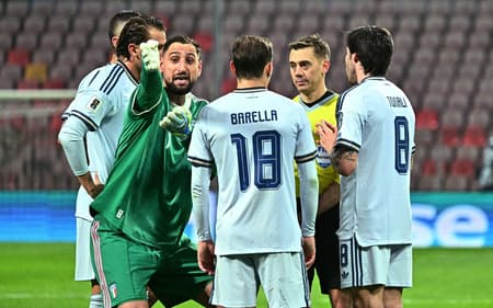 Jogadores da Itália protestam após expulsão de Bastoni contra a Bósnia