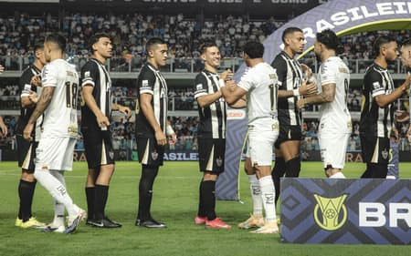 Jogadores de Atlético e Santos (Foto: Pedro Souza / Atlético)